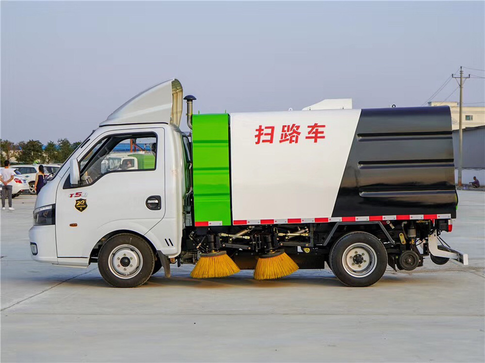 东风途逸蓝牌小型扫路车