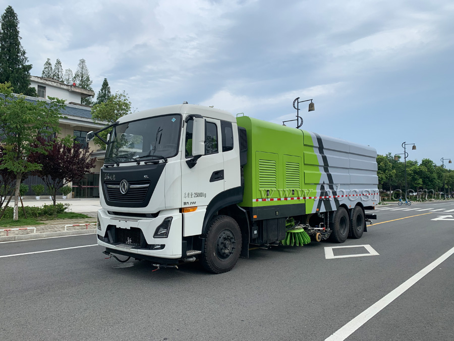 东风天龙大型洗扫车