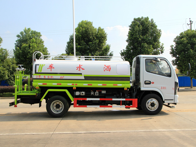 东风5吨洒水车