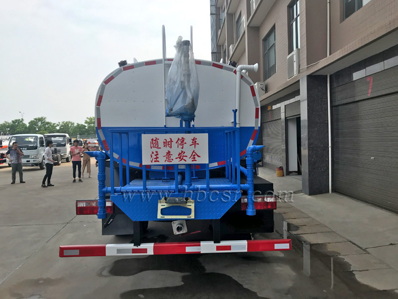 东风多利卡D9保温运水车